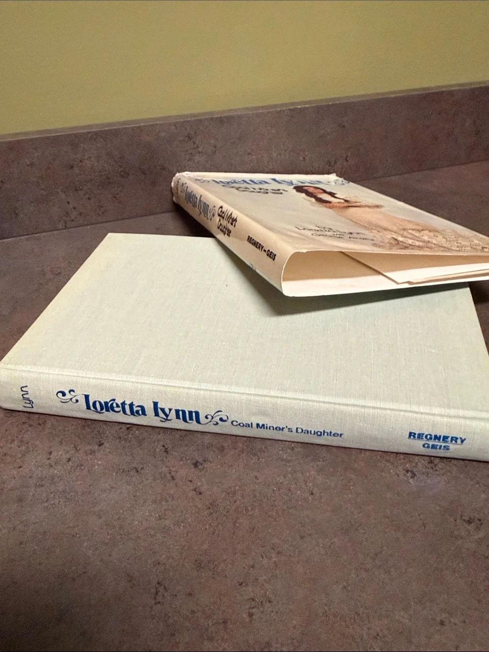 Loretta Lynn “Coal Miner’s Daughter”. 1976 vintage book